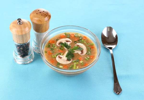 블루 식탁보에 맛 있는 수프 — 스톡 사진