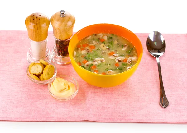 Üstünde pembe masa örtüsü üzerinde beyaz izole lezzetli çorba — Stok fotoğraf