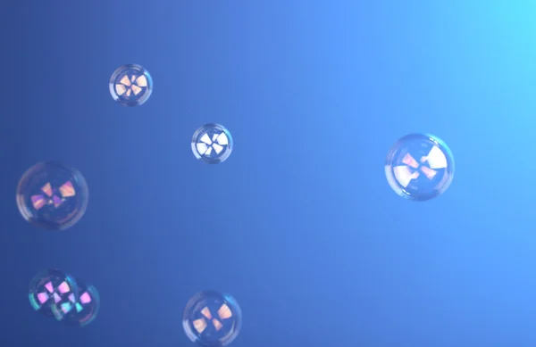 Burbuja de jabón sobre fondo azul — Foto de Stock