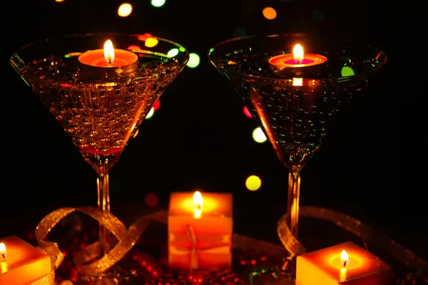 Composição surpreendente de velas e óculos na mesa de madeira close-up no fundo brilhante — Fotografia de Stock