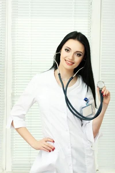 Mladá krásná doktor s stetoskop — Stock fotografie