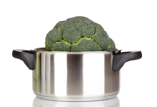 Brokoli segar dalam saucepan terisolasi pada putih — Stok Foto