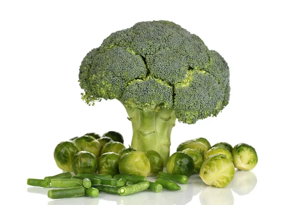 Frische Rosenkohl-Sprossen und Brokkoli mit französischen Bohnen isoliert auf weiß — Stockfoto