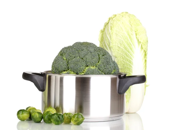 Brokoli segar di saucepan dan kubis terisolasi di atas putih — Stok Foto