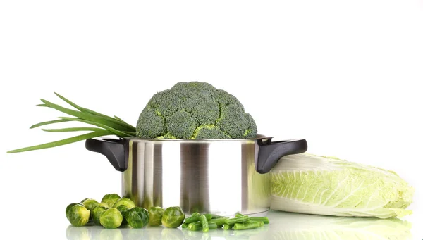 Färsk broccoli i kastrull och kål isolerad på vit — Stockfoto