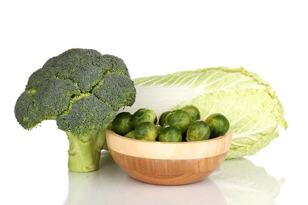 Brüksel lahanası, brokoli ve lahana beyaz izole ahşap kase — Stok fotoğraf