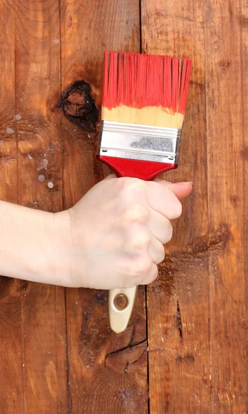 Painting wooden fence with yellow paint — Stock Photo, Image