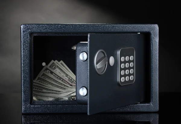 Safe mit Dollars auf grauem Hintergrund — Stockfoto