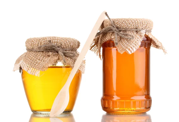 Dolce miele in vasetti con cucchiaio isolato su bianco — Foto Stock