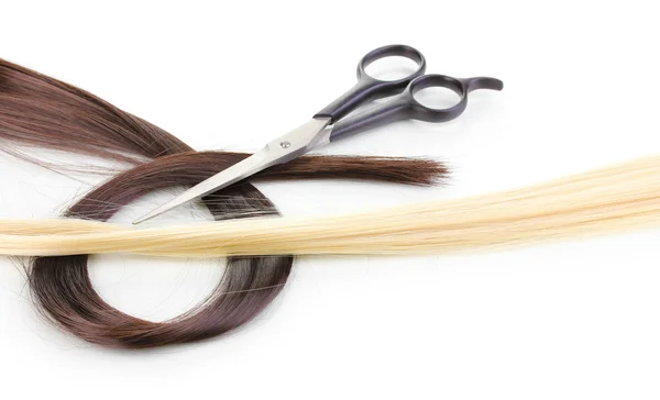 Glänzende blonde und braune Haare mit Haarschneidescheren isoliert auf weiß — Stockfoto