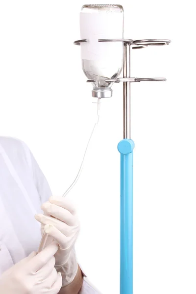 Sjuksköterska gör infusion isolerad på vit — Stockfoto
