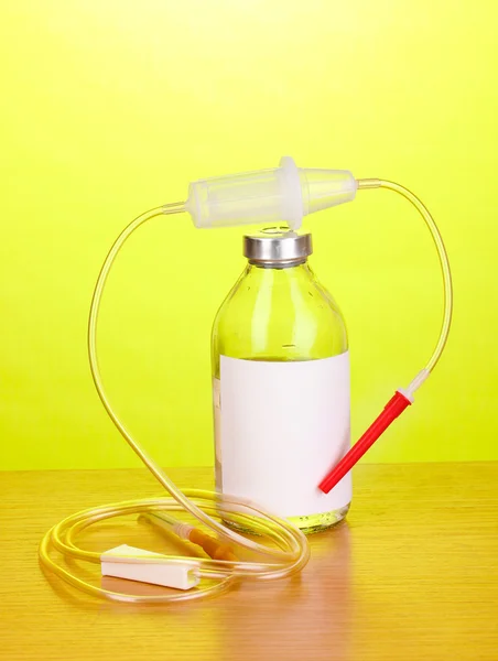 Flasche intravenöse Antibiotika und Kunststoffinfusion auf Holztisch auf grünem Hintergrund — Stockfoto