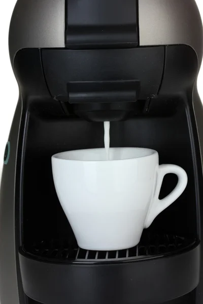 Máquina de café expreso vertiendo leche en el café en taza blanca —  Fotos de Stock