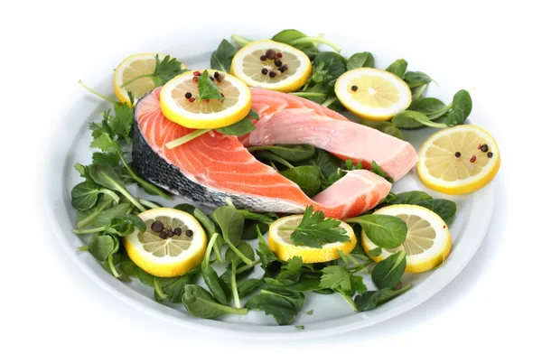 Limon, maydanoz ve karabiber plaka üzerinde beyaz izole kırmızı balık — Stok fotoğraf