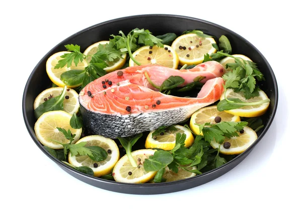 Röd fisk med citron, persilja och peppar på plattan isolerad på vit — Stockfoto
