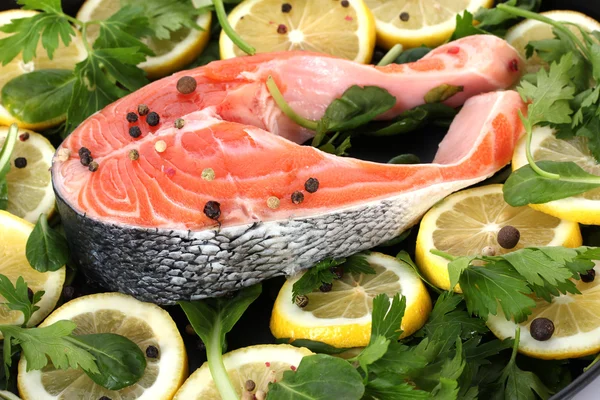 赤魚のレモン、パセリ、コショウ プレートをクローズ アップ — ストック写真