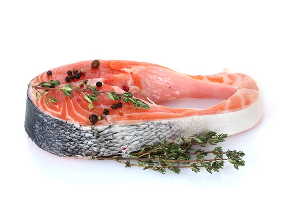 Spise ve kekik üzerine beyaz izole kırmızı balık — Stok fotoğraf