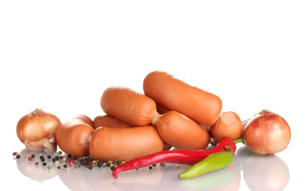 Leckere Würstchen, Zwiebeln, Chilischote und Gewürze Isolierung auf weiß — Stockfoto