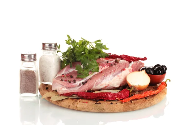 Carne cruda e verdure su una tavola di legno isolata su bianco — Foto Stock