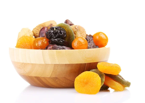 Suszone owoce w drewniana miska na białym tle — Zdjęcie stockowe