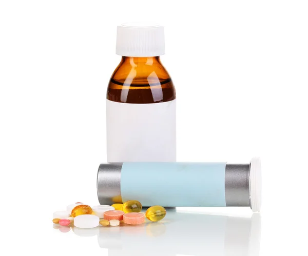 Frascos e comprimidos médicos isolados em branco — Fotografia de Stock