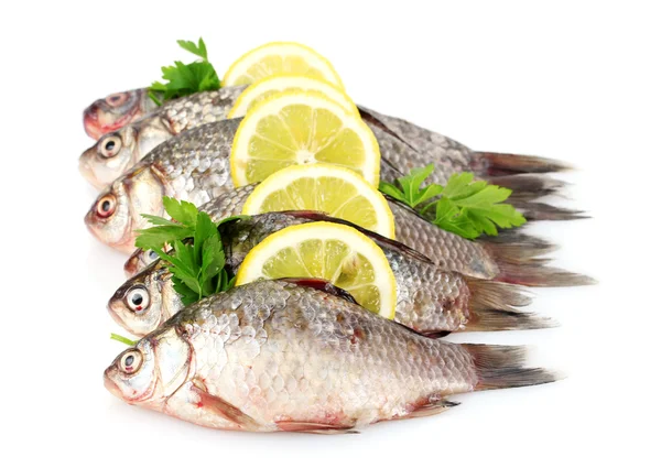 Świeże ryby z cytryną i natką pietruszki, na białym tle — Zdjęcie stockowe