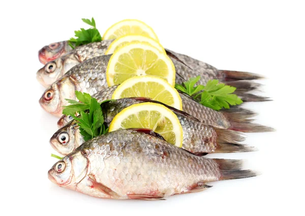 Peixes frescos com limão e salsa isolados em branco — Fotografia de Stock