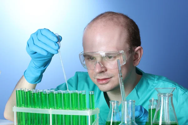 Kimya laboratuarında çalışan bilim adamı — Stok fotoğraf