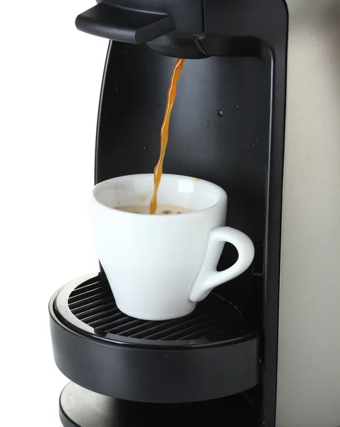 Espressomaskin hälla kaffe i kopp isolerad på vit — Stockfoto