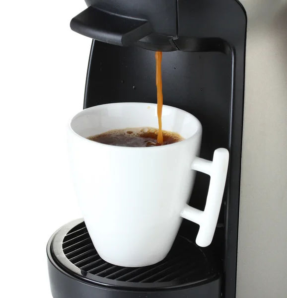 Ekspres do kawy nalewanie kawy kubek na białym tle — Zdjęcie stockowe
