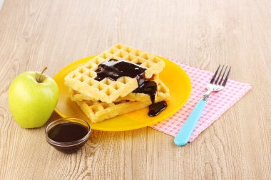 ahşap zemin üzerinde plaka üzerinde çikolata lezzetli waffle