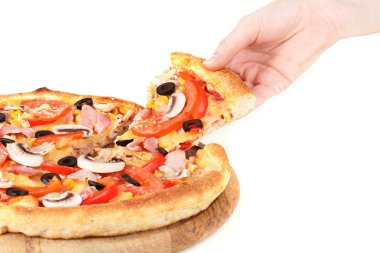 dilim üzerinde beyaz izole lezzetli pizza yakın çekim alarak