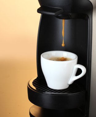 Espresso makinesi kahve fincanına kahve dolduruyor.