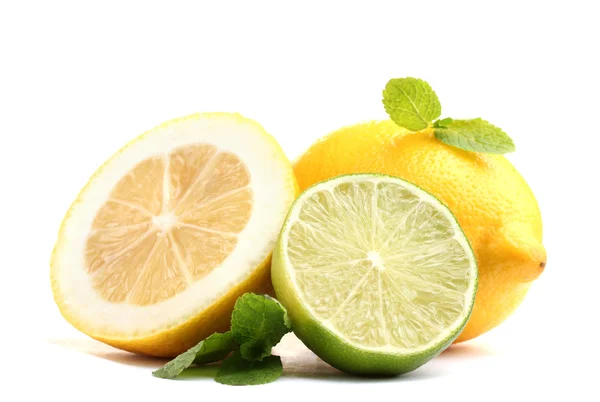 Lima fresca y limón con menta aislada sobre blanco — Foto de Stock