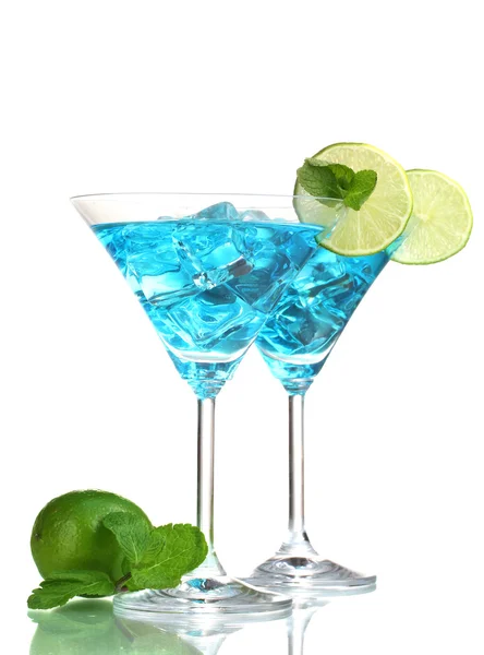 Coquetel azul em copos de martini com gelo isolado em branco — Fotografia de Stock