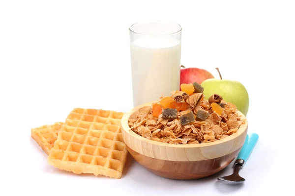 Νόστιμα δημητριακά σε ξύλινο μπολ, τα μήλα και ποτήρι γάλα που απομονώνονται σε λευκό — Φωτογραφία Αρχείου