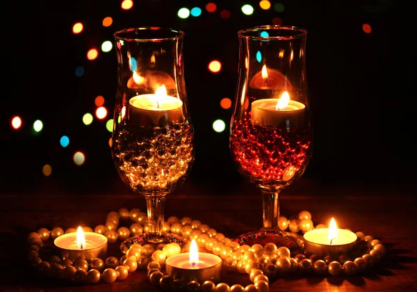 Increíble composición de velas y vasos sobre mesa de madera sobre fondo brillante —  Fotos de Stock