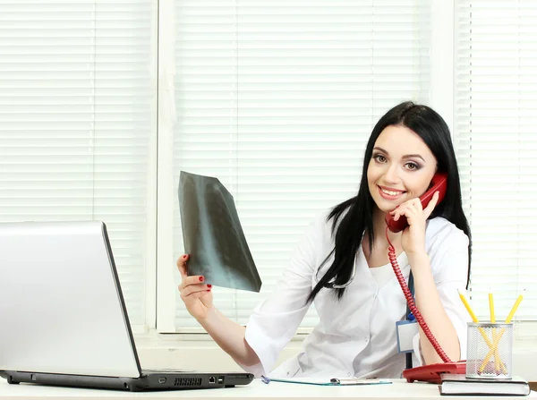 Hermosa chica médico celebración de rayos X en el consultorio — Foto de Stock