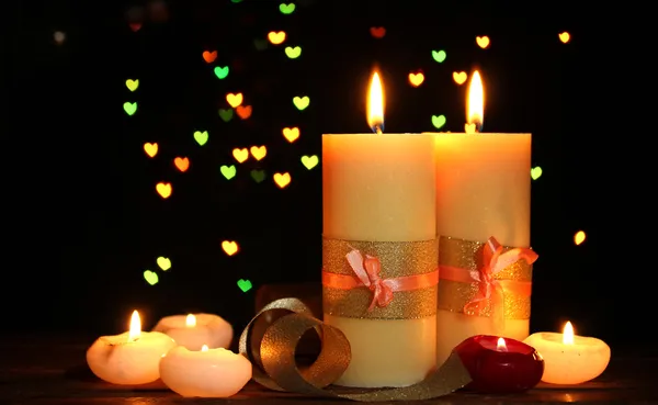 Bela vela e decoração na mesa de madeira no fundo brilhante — Fotografia de Stock