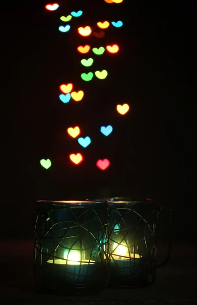 美しい蝋燭そして明るい背景に木製のテーブルの装飾 — ストック写真