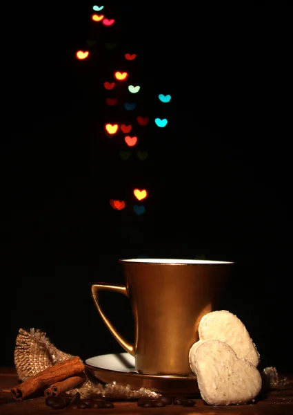 Złoty kubek kawy na drewnianym stole na bokeh jasny backdground — Zdjęcie stockowe