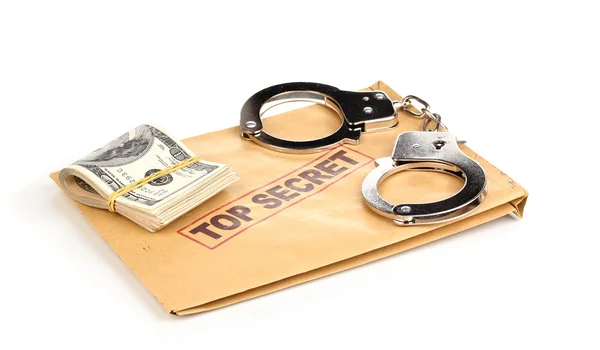 Банкноты и наручники на совершенно секретном конверте, изолированном на белом — стоковое фото