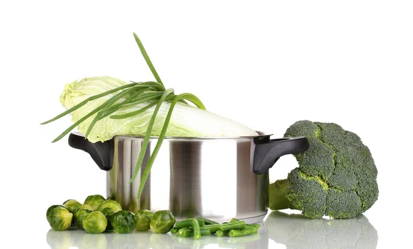 Kastrull med kål, broccoli och lök isolerad på vit — Stockfoto