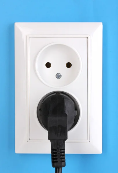 Biały gniazdo elektryczne z wtyczką na ścianie — Zdjęcie stockowe