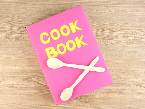 Βιβλίο μαγειρικής και τα μαγειρικά σκεύη σε ξύλινα φόντο — Φωτογραφία Αρχείου