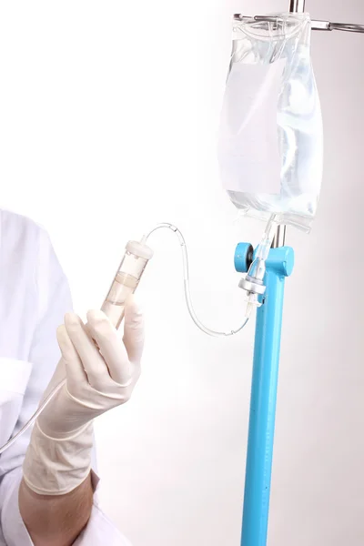 Enfermera haciendo infusión aislada en blanco —  Fotos de Stock