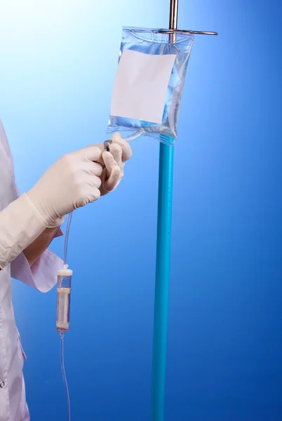 Νοσοκόμα κάνει έγχυση σε μπλε φόντο — Φωτογραφία Αρχείου