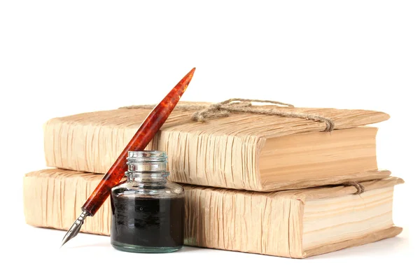 Oude boeken, inkt pen en inktfles geïsoleerd op wit — Stockfoto