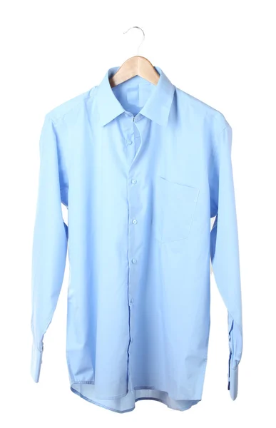 Blaues Hemd auf hölzernem Kleiderbügel isoliert auf weiß — Stockfoto