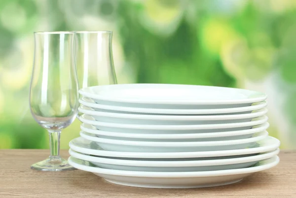 緑色の背景で木製のテーブルのきれいな料理 — ストック写真